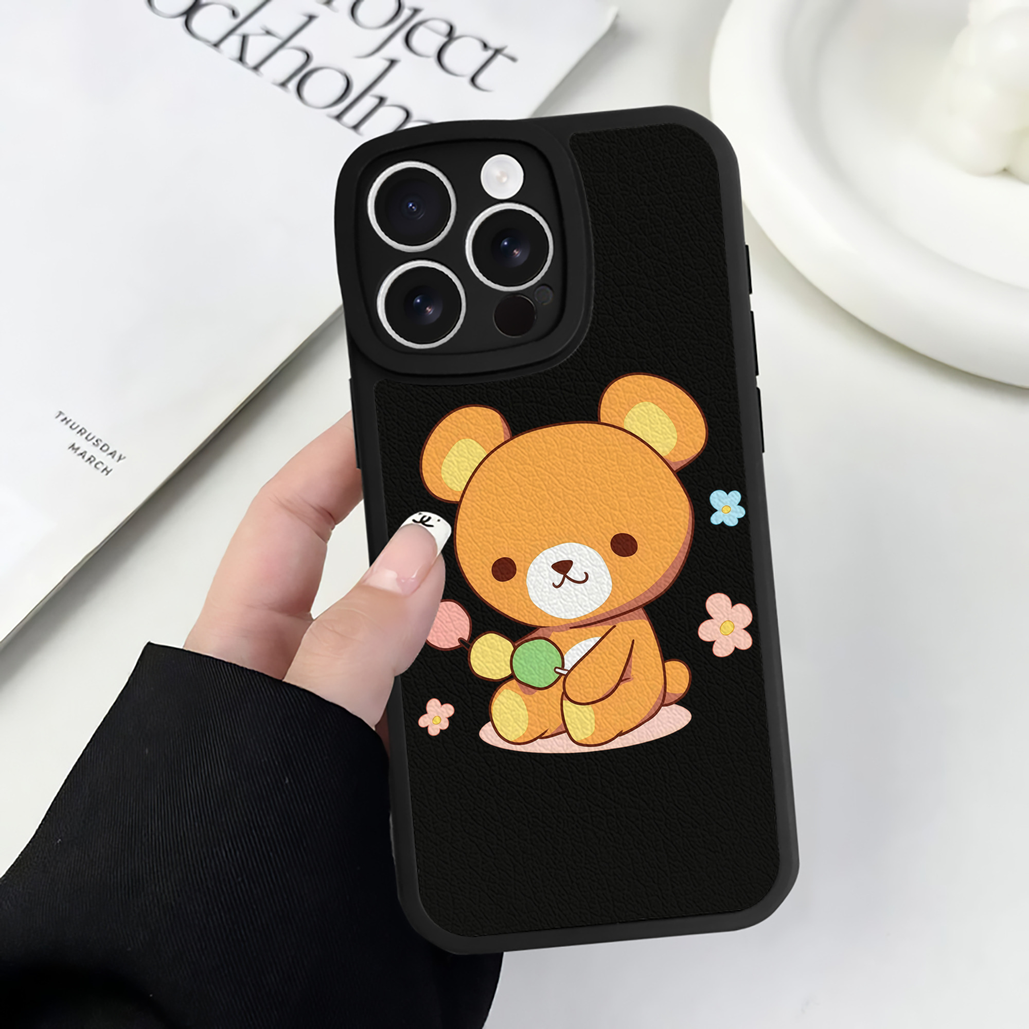 （画像用） リラックマ リラックマ キイロイトリ Rilakkuma Korilakkuma Kiiroitori 【iPhone 16シリーズ対応】シリコンスマホケース（レザー調） 材質：シリコン